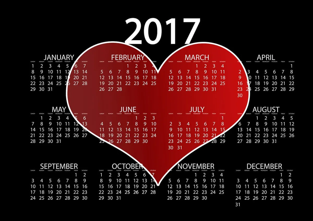 Calendario con un corazón rojo