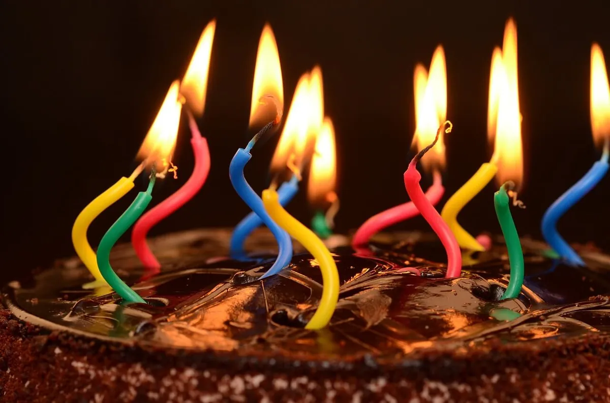 Velas de cumpleaños encendidas