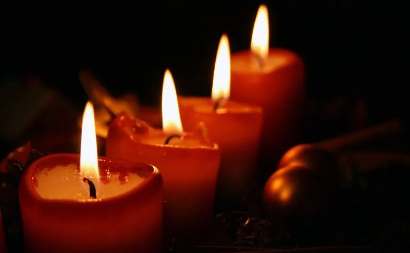 Velas encendidas en la consulta del tarot embarazo