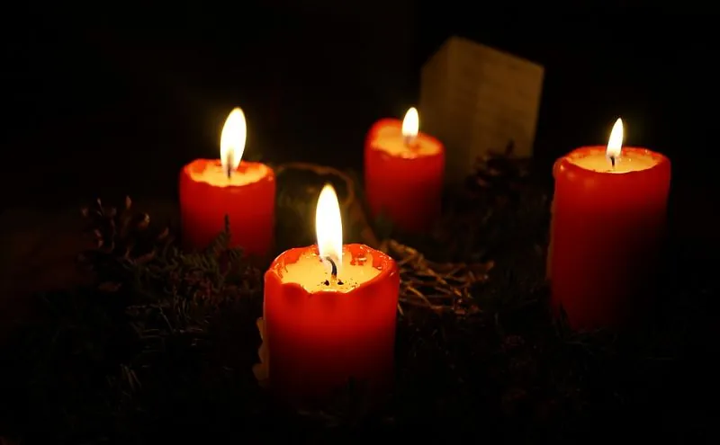 Velas rojas encendidas
